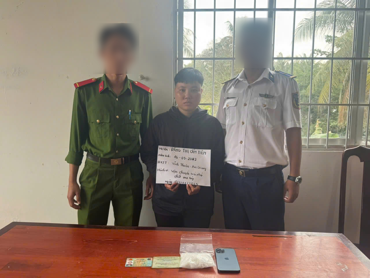 Vùng Cảnh sát biển 4 bắt giữ đối tượng vận chuyển trái phép hơn 100 gam ma túy