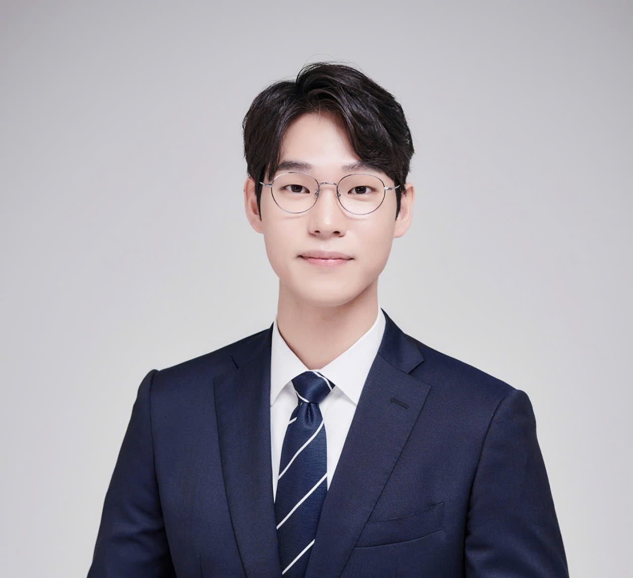 MC nổi tiếng Lee Sung-Hoon sẽ đồng hành cùng T1 trong chuyến sang Việt Nam.