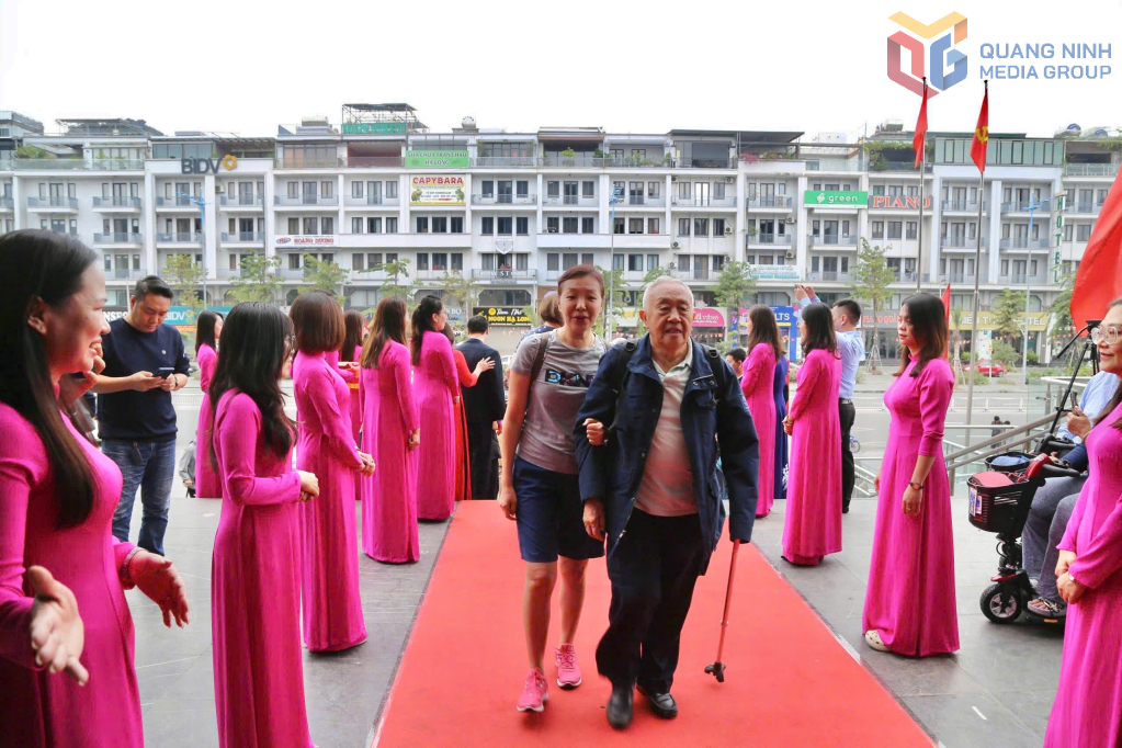 Đông đảo du khách trong và ngoài nước đến thăm Bảo tàng Quảng Ninh trong dịp đặc biệt này.