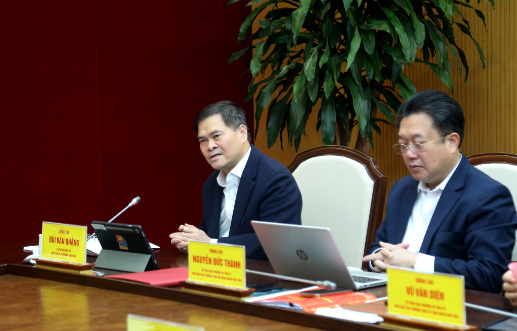 Ông Bùi Văn Khắng, Phó Bí thư Tỉnh ủy, Chủ tịch UBND tỉnh Quảng Ninh, phát biểu tại hội nghị.