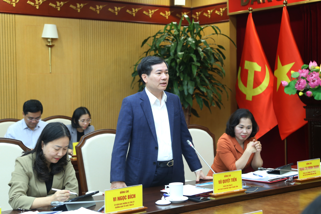 Ông Vũ Quyết Tiến, Phó Bí thư Tỉnh ủy, Chủ tịch Ủy ban MTTQ tỉnh Quảng Ninh, phát biểu tại hội nghị.