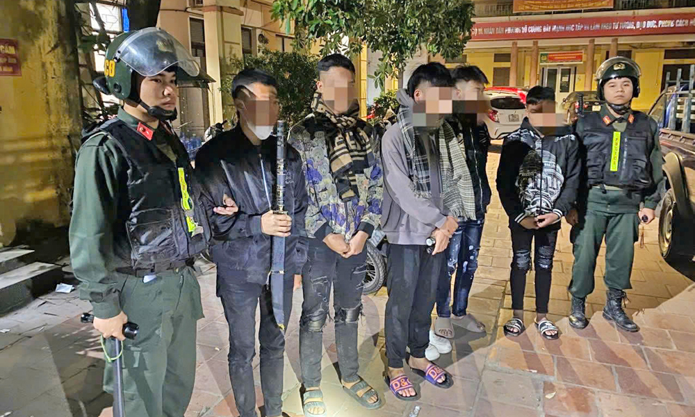 Các trường hợp có dấu hiệu hiệu tàng trữ vũ khí thô sơ, công cụ hỗ trợ.