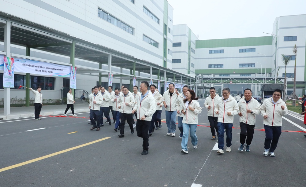 Các đại biểu tham gia chạy.