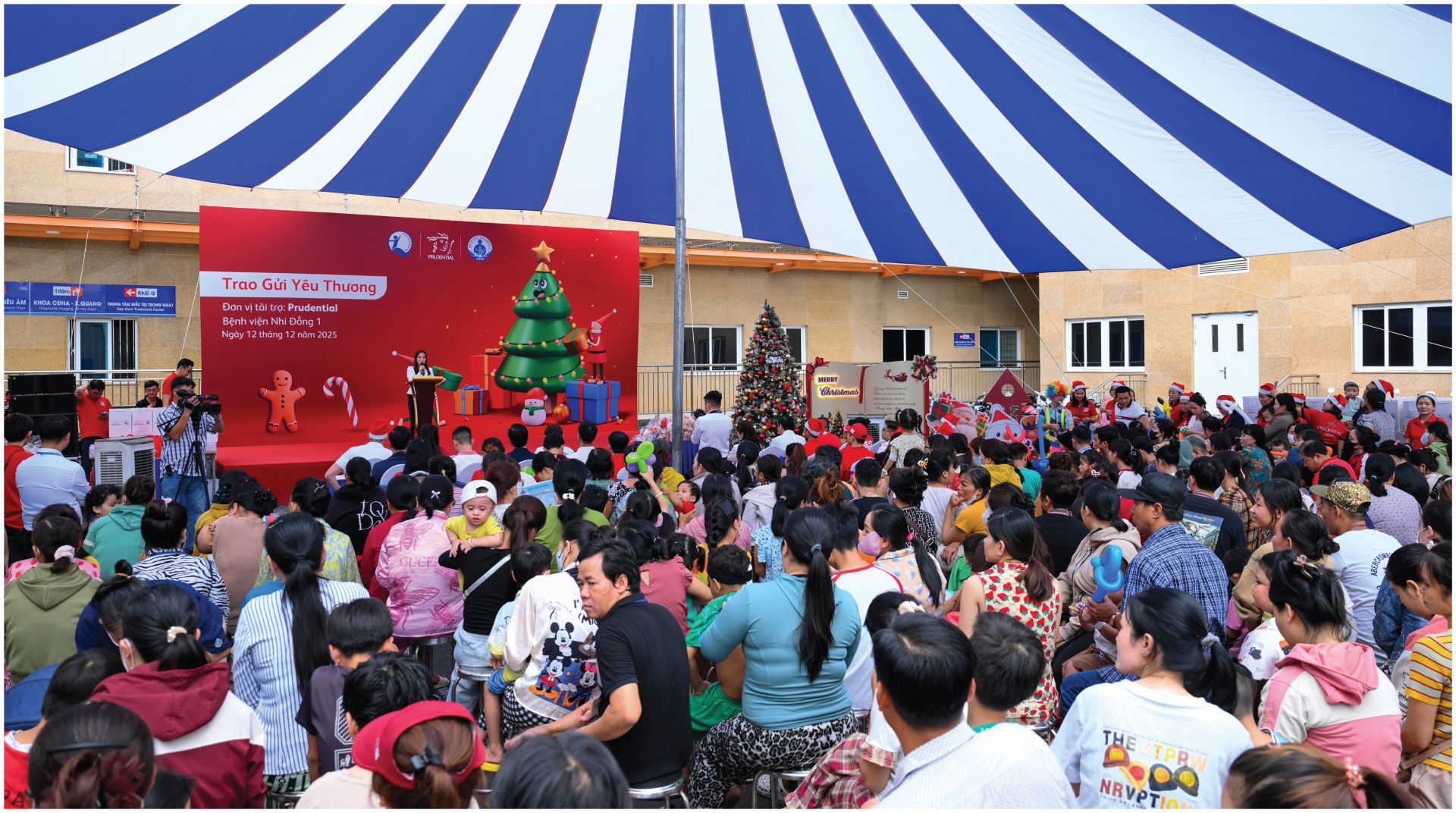 Chương trình “Trao gửi yêu thương’ mùa Giáng Sinh cho các bệnh nhi vừa được tổ chức tại Bệnh viện Nhi Đồng 1 (TP.HCM) chiều 12/12. - Ảnh: Prudential Việt Nam Chương trình “Trao gửi yêu thương’ mùa Giáng Sinh cho các bệnh nhi vừa được tổ chức tại Bệnh viện Nhi Đồng 1 (TP.HCM) chiều 12/12. - Ảnh: Prudential Việt Nam