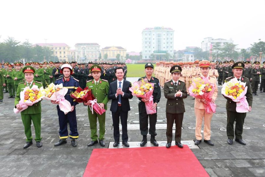 Phó Chủ tịch Thường trực UBND tỉnh Trần Báu Hà và Giám đốc Công an tỉnh Nguyễn Xuân Thao tặng hoa động viên cho các đơn vị Công an tỉnh. Phó Chủ tịch Thường trực UBND tỉnh Trần Báu Hà và Giám đốc Công an tỉnh Nguyễn Xuân Thao tặng hoa động viên cho các đơn vị Công an tỉnh.