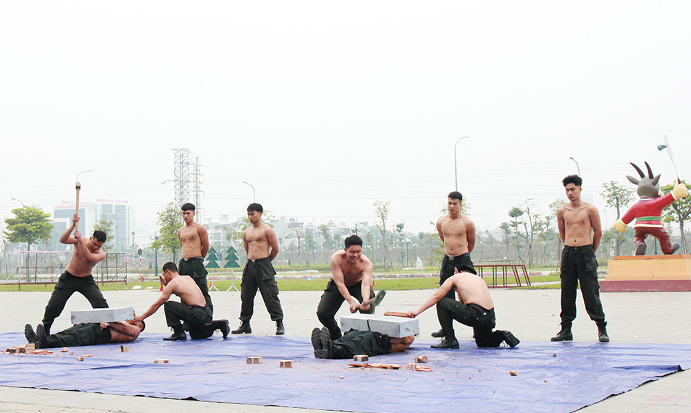 Cán bộ, chiến sĩ Cảnh sát cơ động tập luyện khí công sức chịu đựng và công phá mục tiêu. Cán bộ, chiến sĩ Cảnh sát cơ động tập luyện khí công sức chịu đựng và công phá mục tiêu.