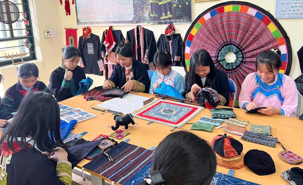 Phó Chủ tịch UBND tỉnh Lào Cai Vũ Thị Hiền Hạnh nhấn mạnh: “Cứ sau mỗi kỳ Đại hội, Tỉnh ủy lại ban hành nghị quyết chuyên đề về GDĐT; HĐND ban hành bộ chính sách; UBND tỉnh cụ thể hóa bằng các đề án. Tỉnh luôn nghiêm túc thực hiện chính sách của Trung ương, đồng thời chủ động triển khai thêm các chính sách đặc thù để hỗ trợ học sinh vùng cao, vùng đồng bào DTTS và miền núi.”