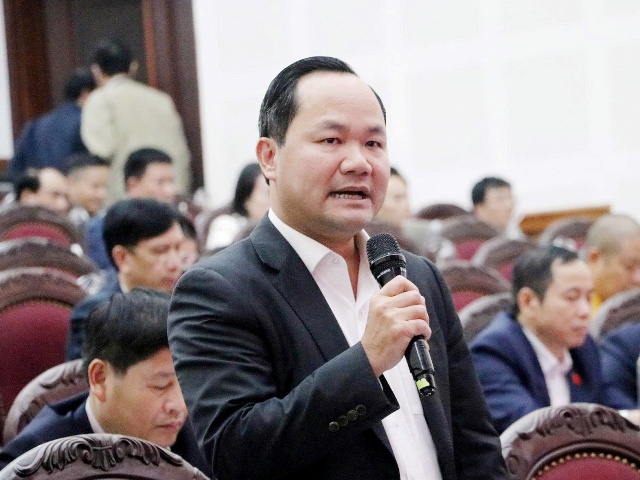 Giám đốc Sở Tài nguyên và Môi trường Hoàng Quốc Việt làm rõ các nội dung thuộc thẩm quyền. Giám đốc Sở Tài nguyên và Môi trường Hoàng Quốc Việt làm rõ các nội dung thuộc thẩm quyền.