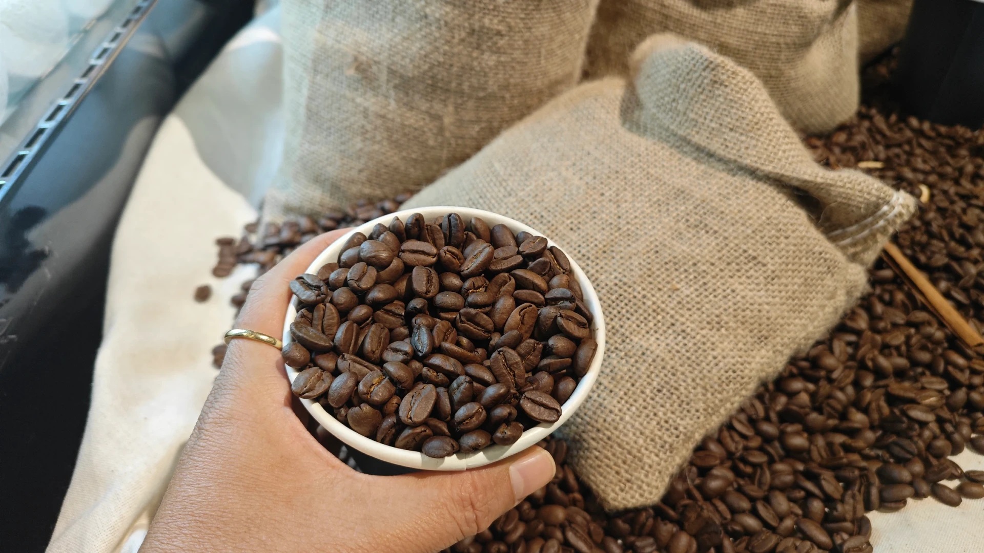 Giá cà phê hôm nay 12/12: Tăng nhẹ từ 500 tới 600 đồng. (Ảnh minh họa)