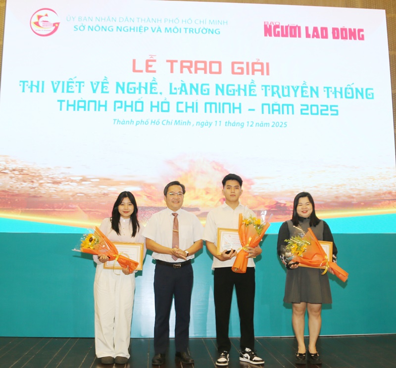 Ông Lê Cao Cường, Phó Tổng biên tập Báo Người lao động trao giải Ba cho các tác giả