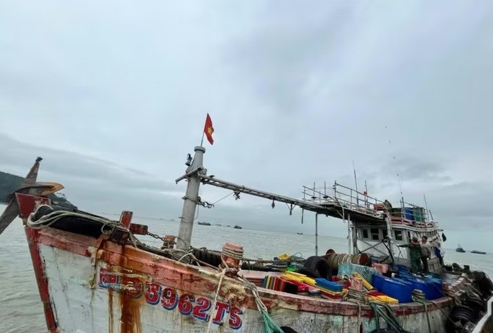 Phát hiện tàu cá vận chuyển khoảng 50.000 lít dầu DO không rõ nguồn gốc