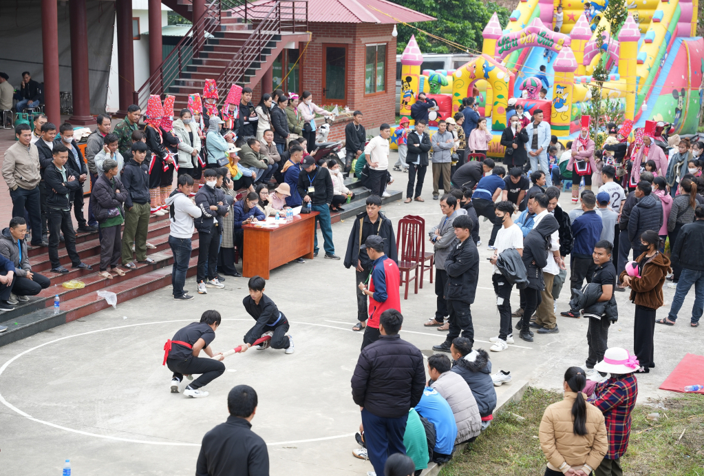 Sôi nổi phần thi đẩy gậy tại Hội hoa Sở năm 2024. Sôi nổi phần thi đẩy gậy tại Hội hoa Sở năm 2024.