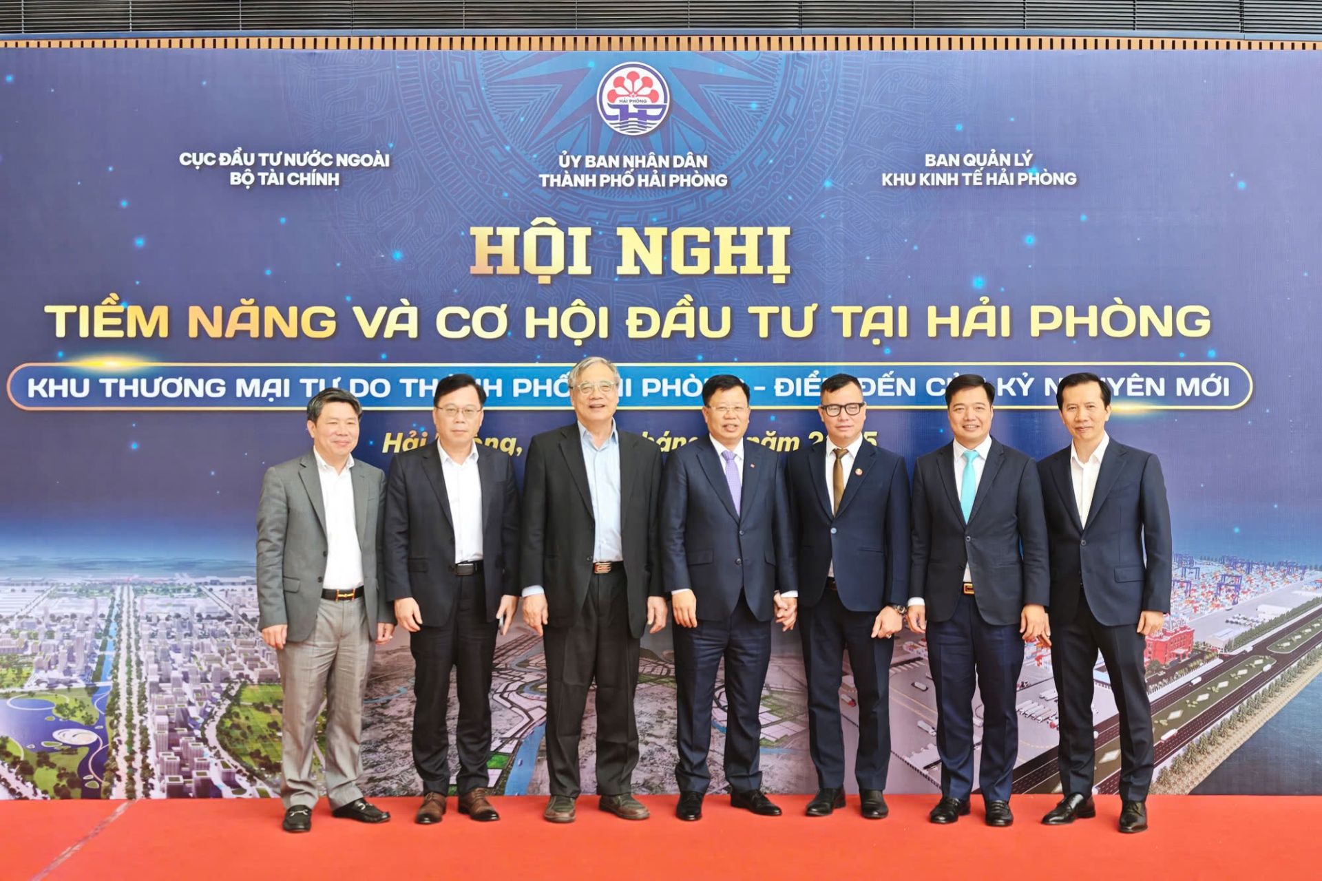 Phó Chủ tịch UBND thành phố Lê Trung Kiên và các đại biểu dự Hội nghị chụp ảnh lưu niệm.