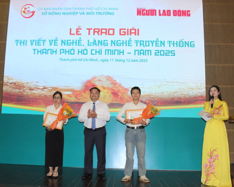 Ông Vũ Ngọc Đăng - Chi cục trưởng Chi cục Phát triển nông thôn TP.HCM trao giải nhì cho 2 tác giả