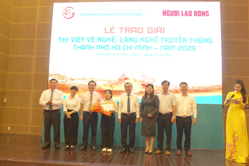 Ban tổ chức trao giải Nhất và chụp hình lưu niệm cùng với tác giả Thảo Vân