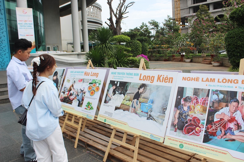 Những hình ảnh chân thực, sinh động về lưu giữ nghề truyền thống qua góc nhìn của các tác giả dự thi được trưng bày tại buổi lễ trao giải