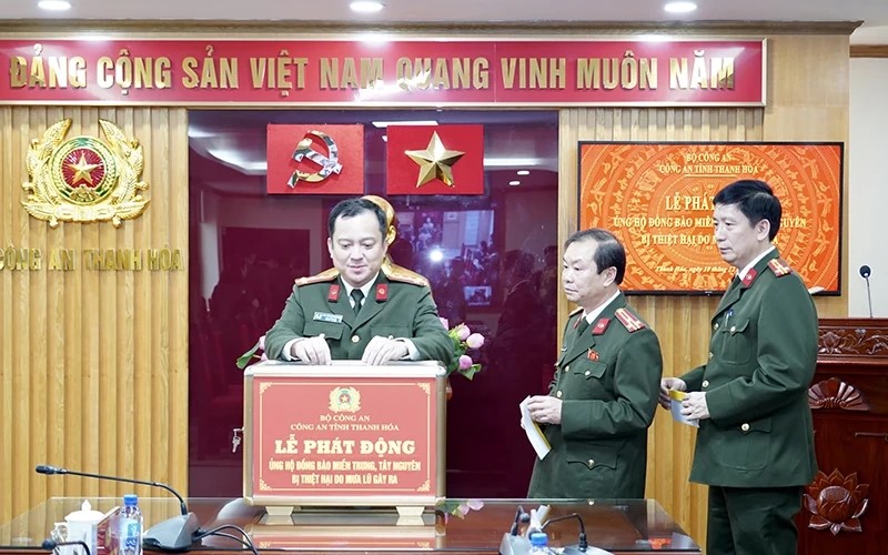 Các đồng chí lãnh đạo Công an tỉnh Thanh Hóa tham gia ủng hộ tại lễ phát động.