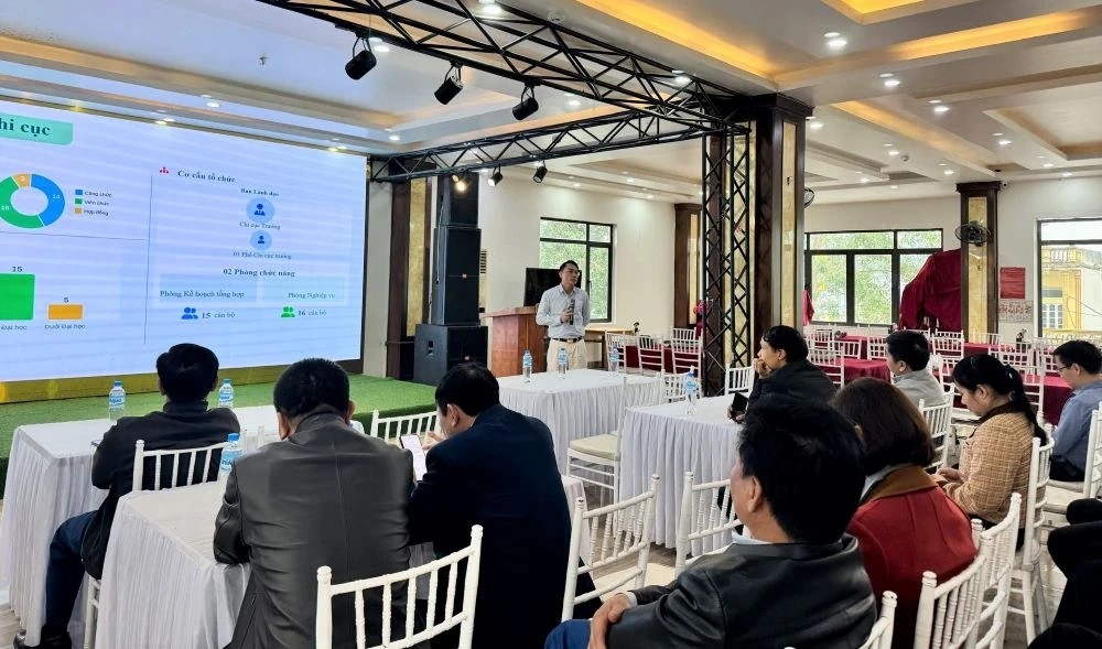 Đồng chí Nguyễn Hữu Hà, Phó Chi cục trưởng Chi cục An toàn vệ sinh thực phẩm Thanh Hóa, báo cáo kết công tác đảm bảo an toàn thực phẩm trên địa bàn.