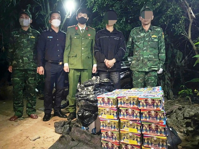 Quảng Trị: Triệt phá vụ vận chuyển 557kg pháo hoa nổ·