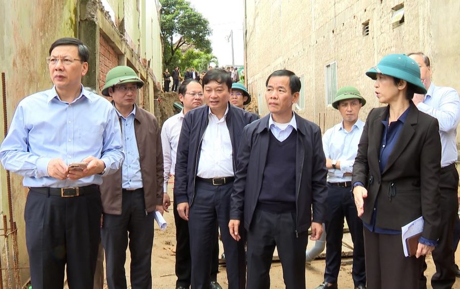 Đoàn đã đến kiểm tra thực tế điểm sạt lở nghiêm trọng tại khu vực đường Hùng Vương xã Khe Sanh. Đoàn đã đến kiểm tra thực tế điểm sạt lở nghiêm trọng tại khu vực đường Hùng Vương xã Khe Sanh.