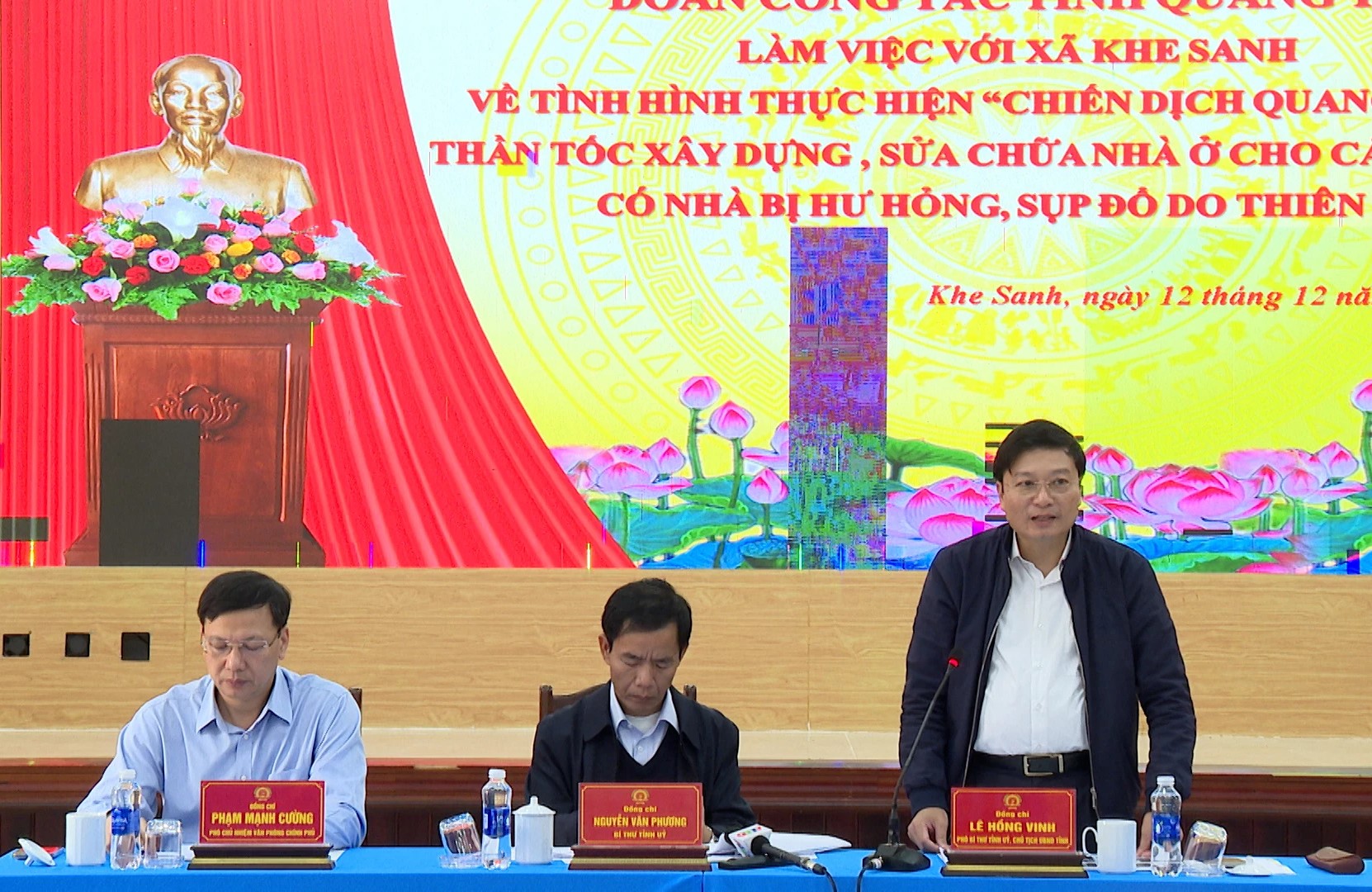 Chủ tịch UBND tỉnh Quảng Trị Lê Hồng Vinh chỉ đạo các sở ban ngành và địa phương về phương án thi công công trình chống sạt lở. Chủ tịch UBND tỉnh Quảng Trị Lê Hồng Vinh chỉ đạo các sở ban ngành và địa phương về phương án thi công công trình chống sạt lở.