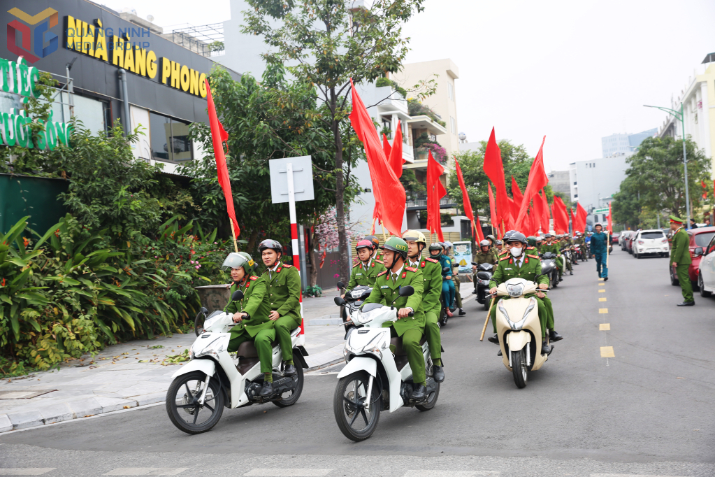Các lực lượng diễu hành tuyên truyền trên các tuyến đường tại phường Hạ Long.