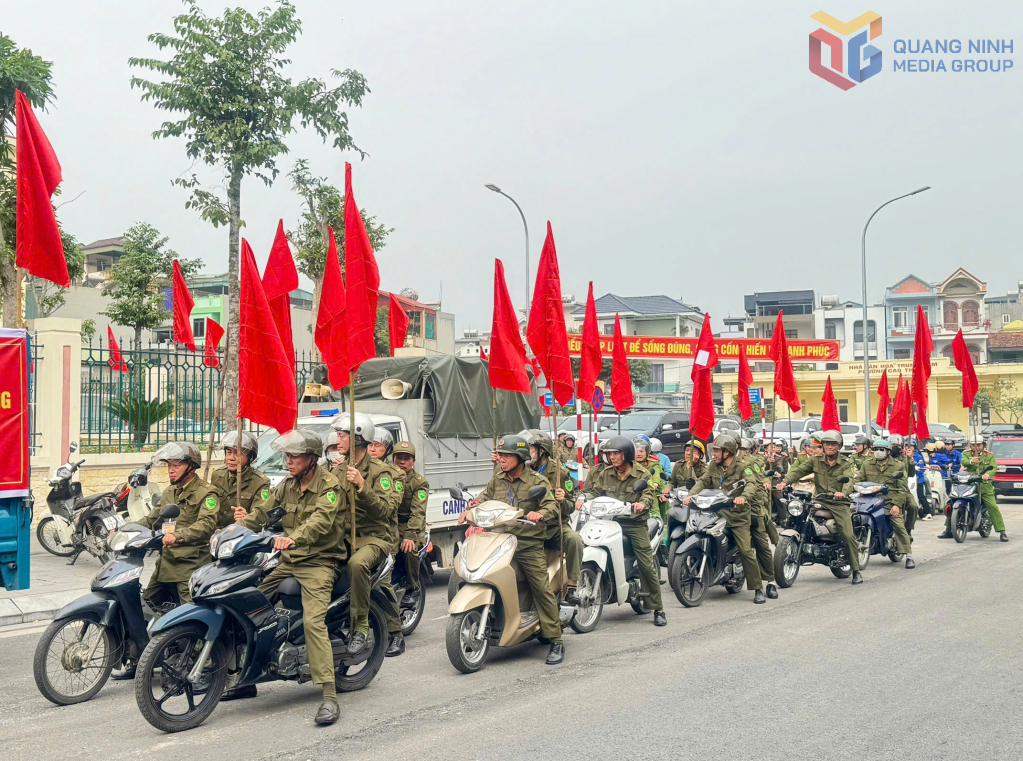 Các lực lượng tổ chức diễu hành tuyên truyền trên các tuyến đường phường Hà Lầm tạo khí thế mạnh mẽ, lan tỏa tinh thần quyết tâm thực hiện đợt cao điểm.