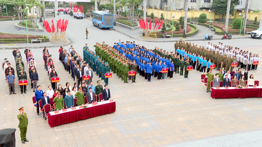 Các lực lượng phường Cẩm Phả ra quân tuyên truyền, vận động toàn dân chấp hành pháp luật, tích cực tham gia tố giác tội phạm, giữ gìn an ninh trật tự tại khu dân cư.