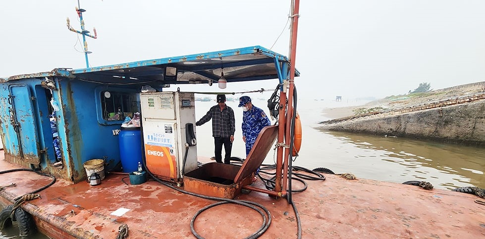 Tạm giữ tàu chở 12.000 lít dầu DO trôi nổi trên vùng biển Bắc Bộ