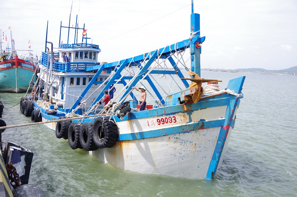 Tàu vi phạm LA-99093-TS cập cảng Hải đội 301, BTL Vùng Cảnh sát biển 3
