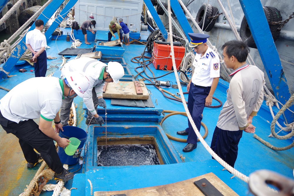 Bắt giữ tàu cá chở khoảng 100.000 lít dầu DO không rõ nguồn gốc