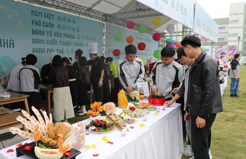 Các gian hàng trưng bày trải nghiệm về văn hóa Việt - Trung, văn hóa doanh nghiệp của Công ty.