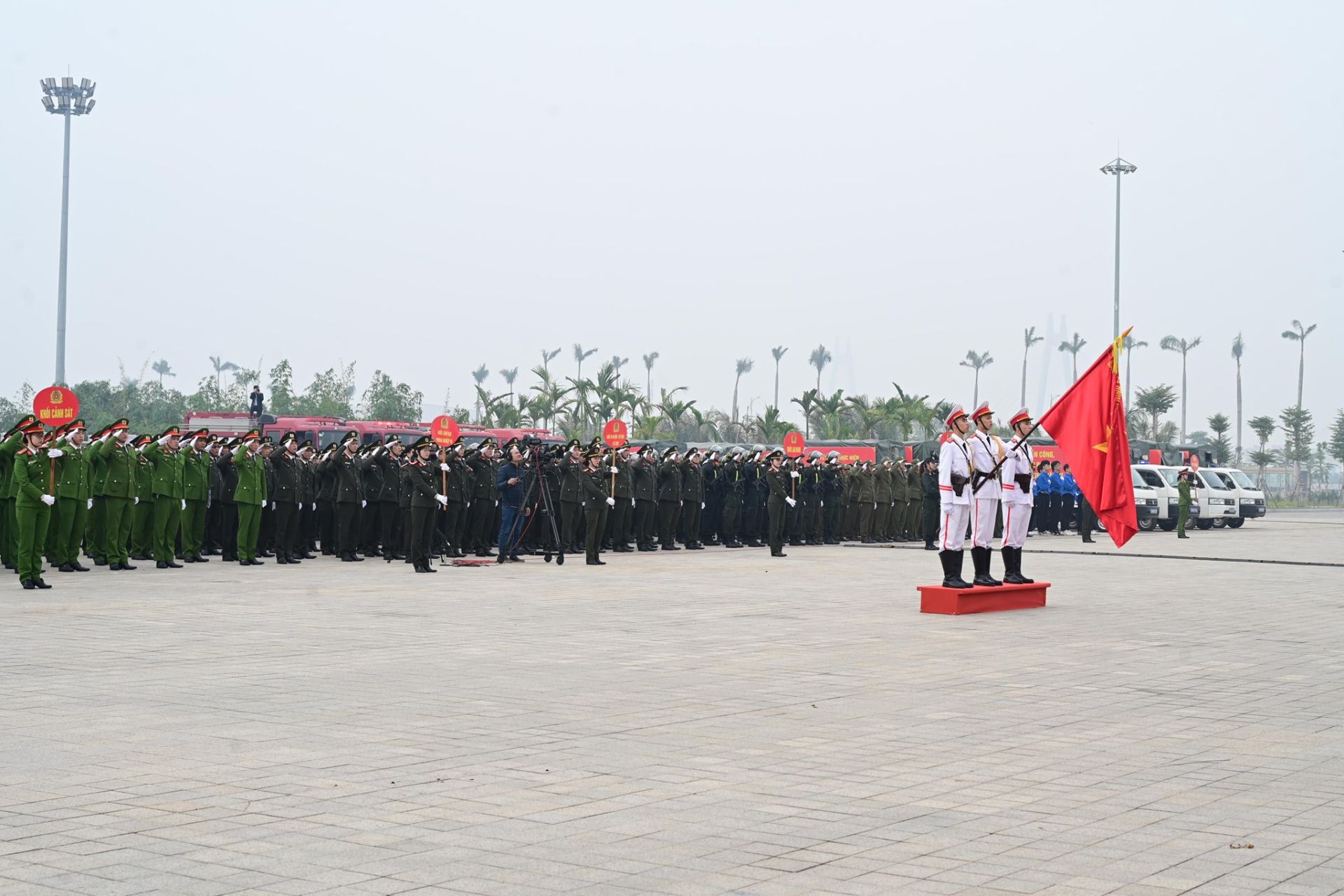 Các đại biểu và lực lượng Công an thành phố thực hiện nghi lễ chào cờ.