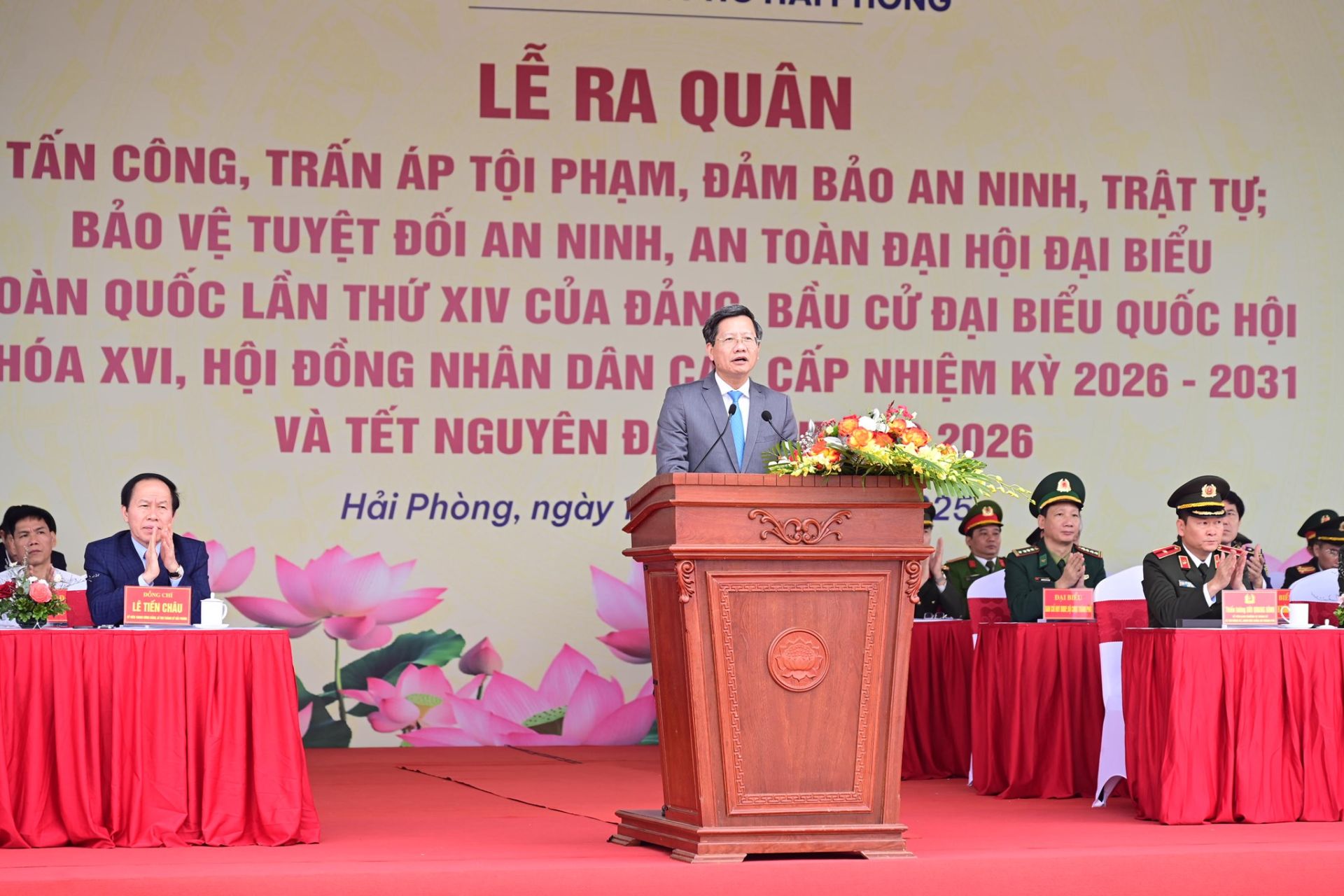 Phó chủ tịch thường trực UBND thành phố Lê Anh Quân phát biểu tại Lễ ra quân.