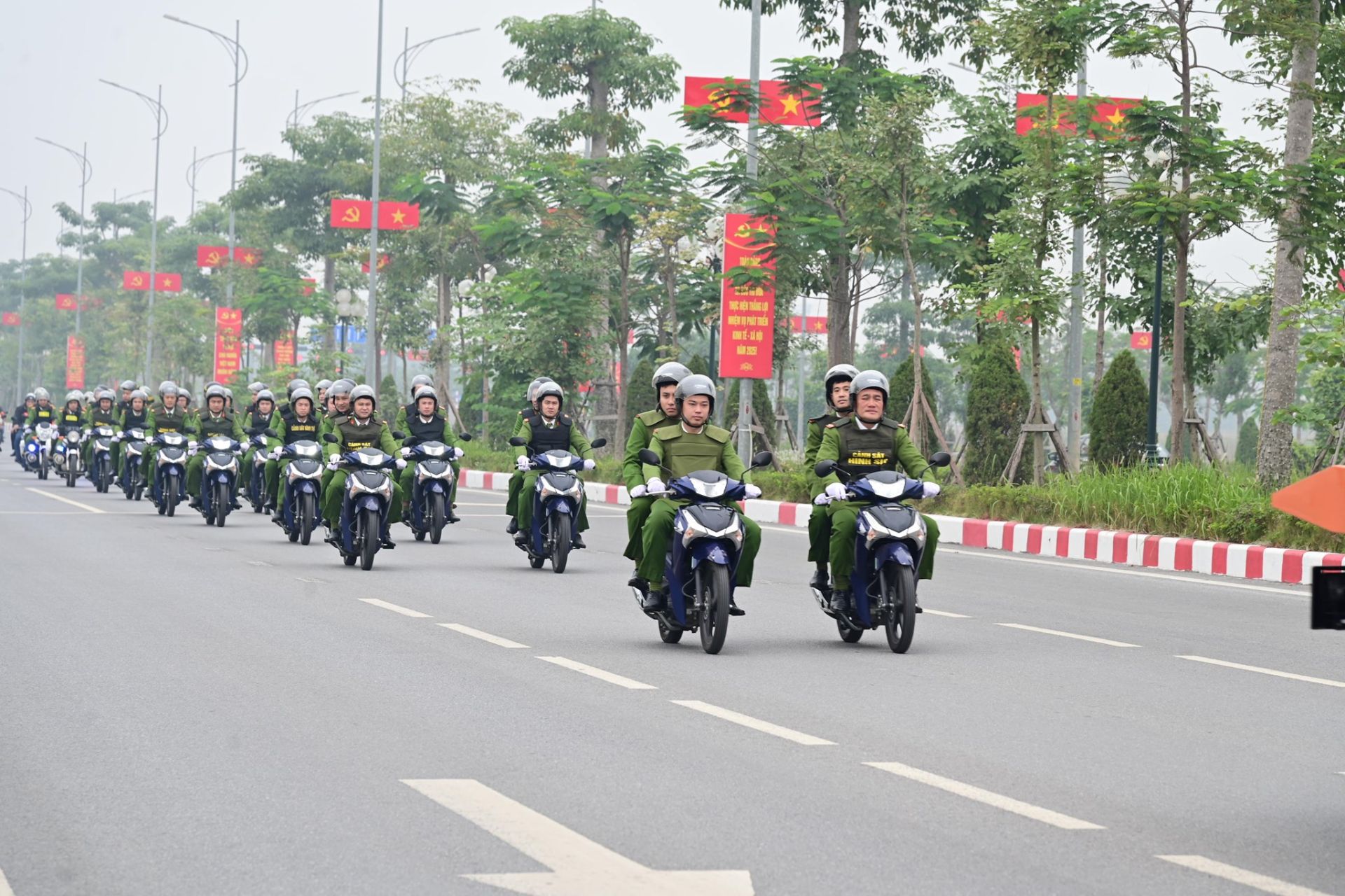 Các lực lượng Công an thành phố diễu hành.