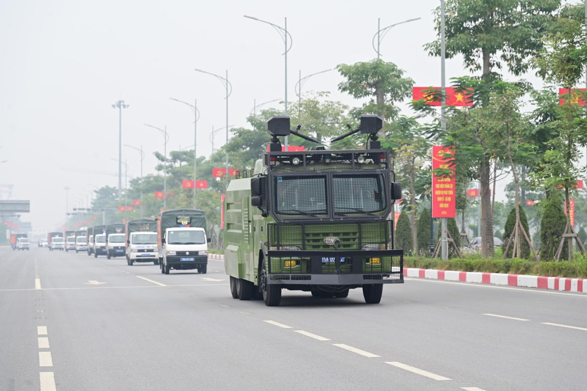 Các lực lượng Công an thành phố diễu hành.