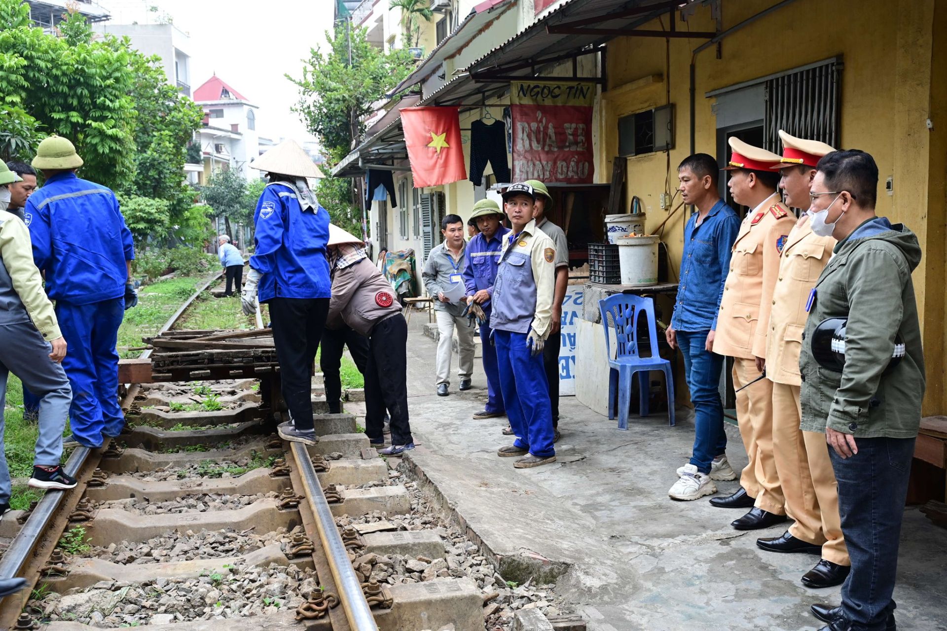 Thượng tá Bùi Kim Long - Phó trưởng Phòng Cảnh sát giao thông chỉ đạo các lực lượng Công an phối hợp. Thượng tá Bùi Kim Long - Phó trưởng Phòng Cảnh sát giao thông chỉ đạo các lực lượng Công an phối hợp.