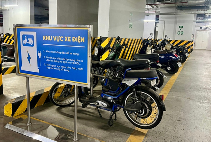 Bộ Xây dựng yêu cầu xây dựng, hoàn thiện quy chuẩn kỹ thuật quốc gia về an toàn đối với nhà chung cư có lắp đặt trạm/trụ sạc xe điện. (Ảnh minh hoạ: Báo Thanh niên).