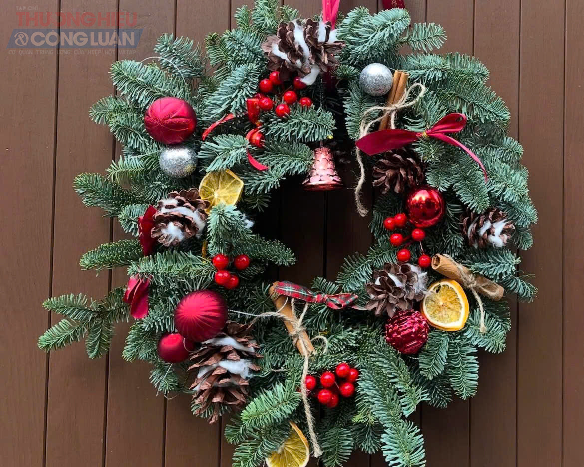 Một số mẫu vòng nguyệt quế làm thủ công thậm chí “cháy hàng” từ đầu tháng vì số lượng giới hạn. Các chủ cửa hàng dự báo cao điểm mua sắm sẽ rơi vào khoảng 15–22/12, khi nhu cầu trang trí nhà cửa, quán cà phê và văn phòng bước vào giai đoạn sôi động nhất trước lễ Giáng sinh.