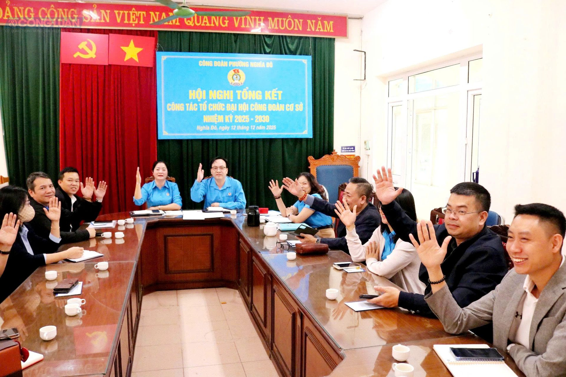 Đại biểu công đoàn tham gia thảo luận và biểu quyết tại Hội nghị tổng kết Đại hội CĐCS nhiệm kỳ 2025–2030 ở Nghĩa Đô.