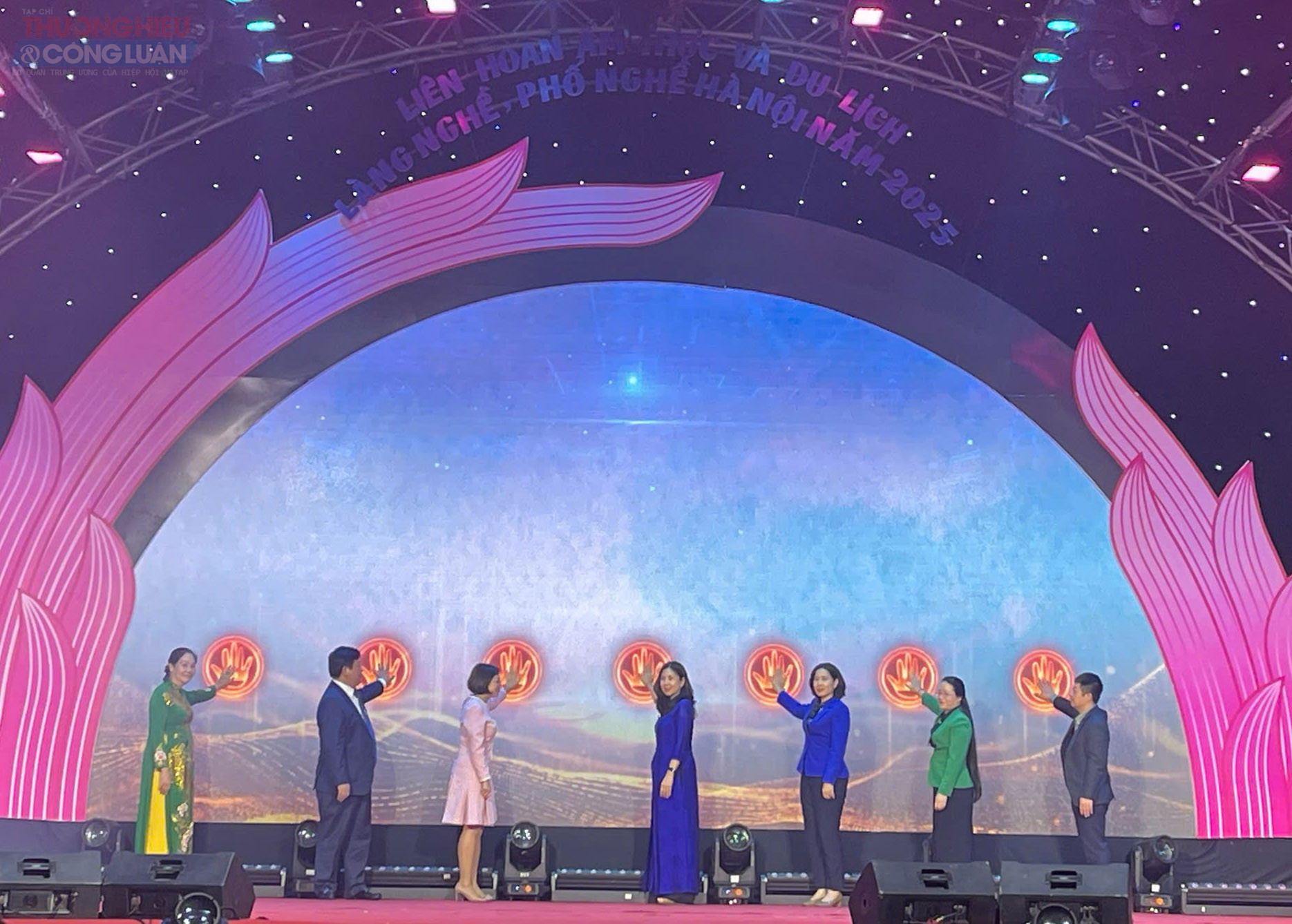 Khai mạc Liên hoan Ẩm thực và Du lịch làng nghề, phố nghề Hà Nội năm 2025. Khai mạc Liên hoan Ẩm thực và Du lịch làng nghề, phố nghề Hà Nội năm 2025.