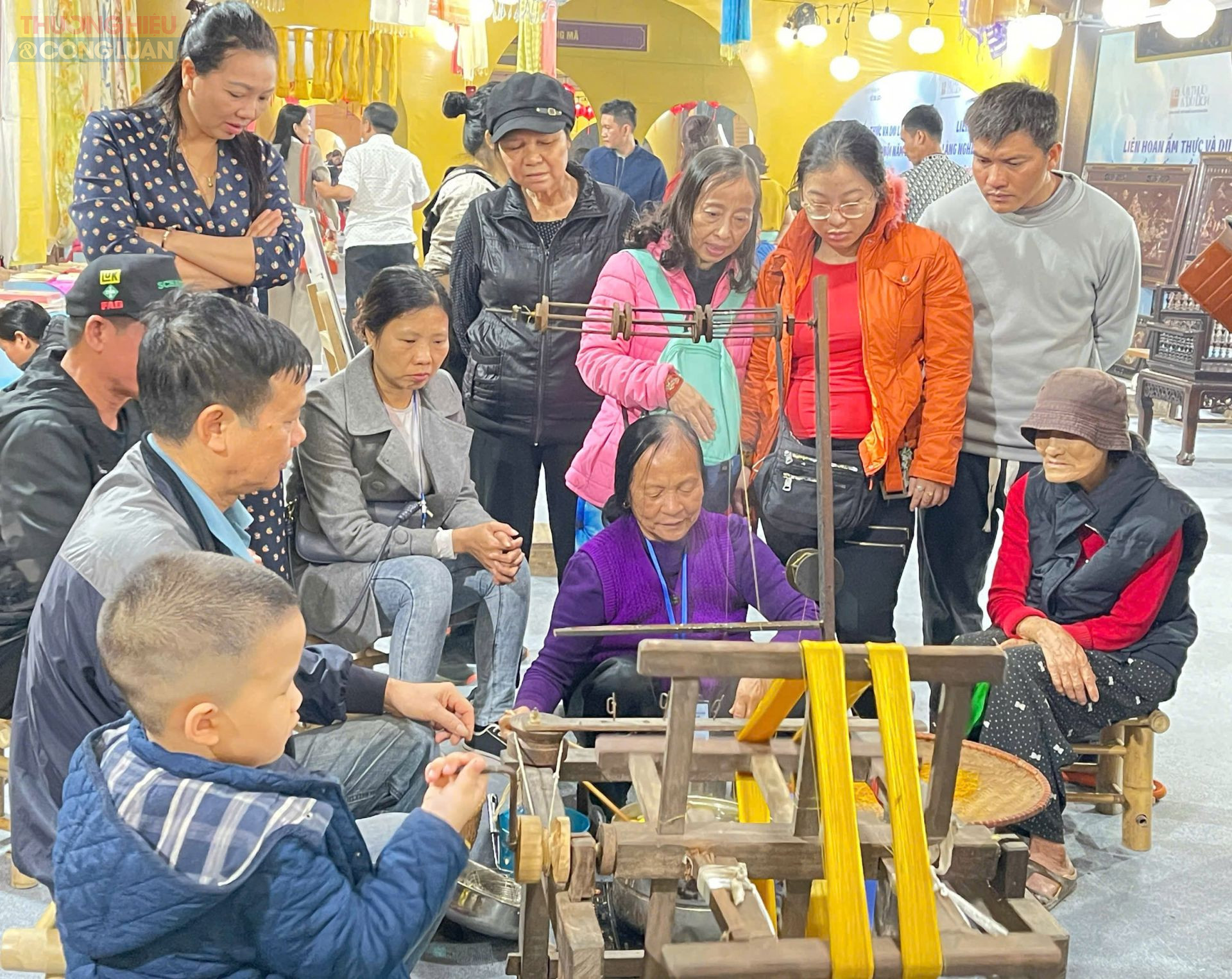 Người dân và du khách trải nghiệm tại liên hoan. Người dân và du khách trải nghiệm tại liên hoan.