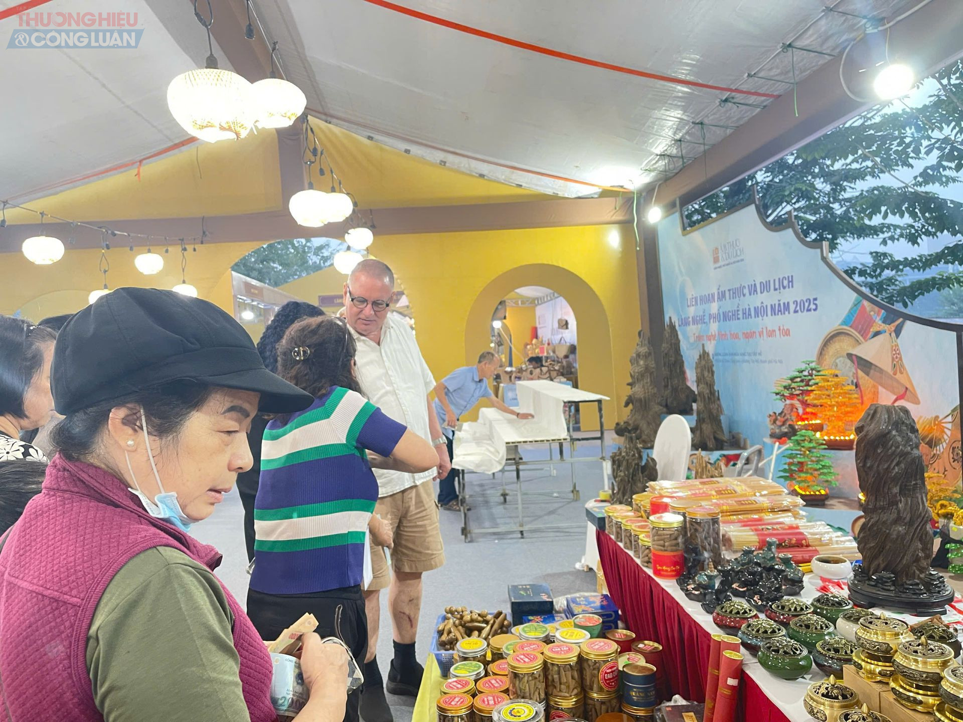 Người dân và du khách trải nghiệm tại liên hoan Người dân và du khách trải nghiệm tại liên hoan