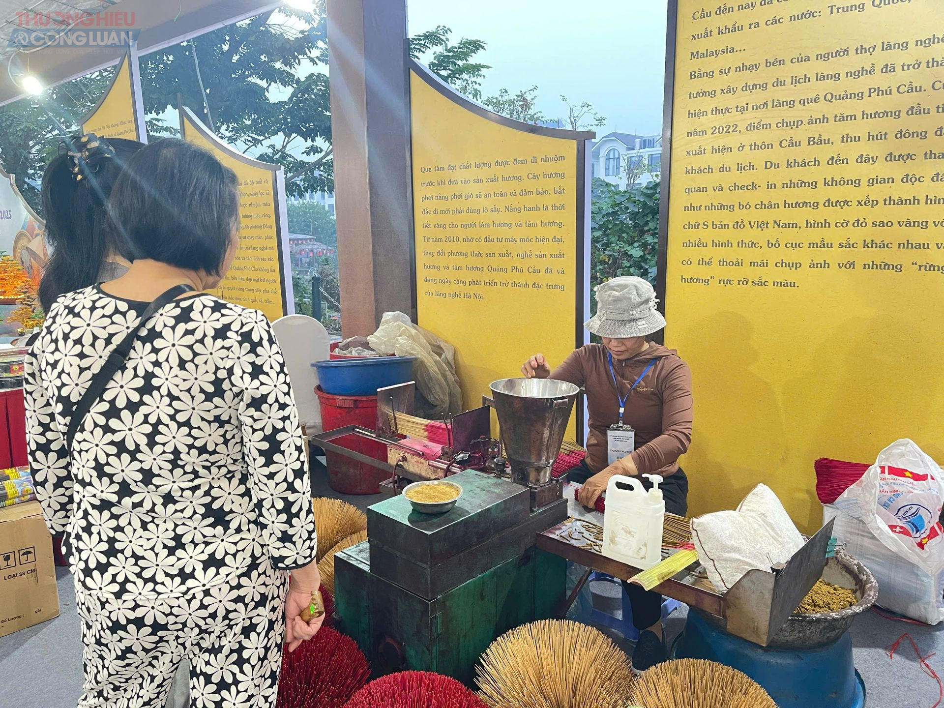 Người dân và du khách được quan sát tại chỗ quy trình sản xuất hương truyền thống. Người dân và du khách được quan sát tại chỗ quy trình sản xuất hương truyền thống.