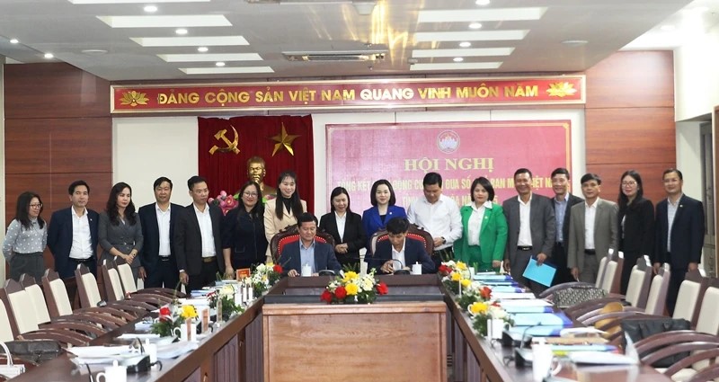 Các đơn vị ký kết giao ước thi đua.