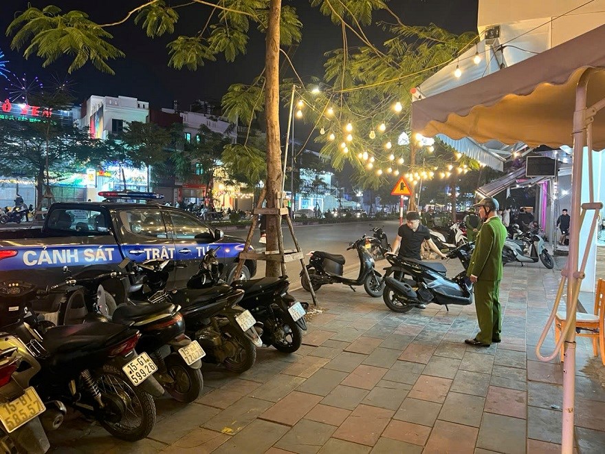 Lực lượng chức năng nhắc nhở, hướng dẫn người dân đậu đỗ xe đúng nơi quy định. Lực lượng chức năng nhắc nhở, hướng dẫn người dân đậu đỗ xe đúng nơi quy định.