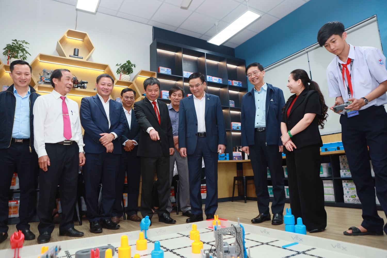 Các em học sinh trình diễn kỹ thuật điều khiển robot được trang bị tại phòng STEM do Petrovietnam tài trợ Các em học sinh trình diễn kỹ thuật điều khiển robot được trang bị tại phòng STEM do Petrovietnam tài trợ
