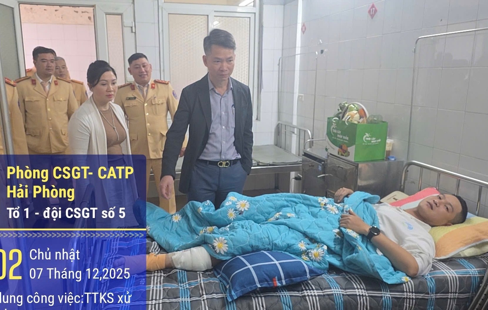 Đảng ủy, lãnh đạo Phòng Cảnh sát giao thông thăm hỏi, động viên đồng chí Tùng. Đảng ủy, lãnh đạo Phòng Cảnh sát giao thông thăm hỏi, động viên đồng chí Tùng.