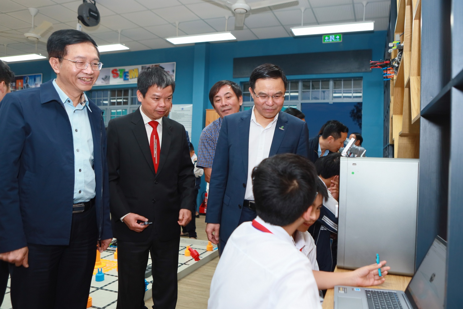 Đồng chí Nguyễn Hữu Quế - Phó Chủ tịch UBND tỉnh Gia Lai; đồng chí Lê Mạnh Hùng, Chủ tịch HĐTV Petrovietnam và đồng chí Trần Quang Dũng - Phó Bí thư Thường trực Đảng ủy Petrovietnam thăm hỏi, trao đổi với các em học sinh về việc học tập với các thiết bị tại phòng STEM Đồng chí Nguyễn Hữu Quế - Phó Chủ tịch UBND tỉnh Gia Lai; đồng chí Lê Mạnh Hùng, Chủ tịch HĐTV Petrovietnam và đồng chí Trần Quang Dũng - Phó Bí thư Thường trực Đảng ủy Petrovietnam thăm hỏi, trao đổi với các em học sinh về việc học tập với các thiết bị tại phòng STEM