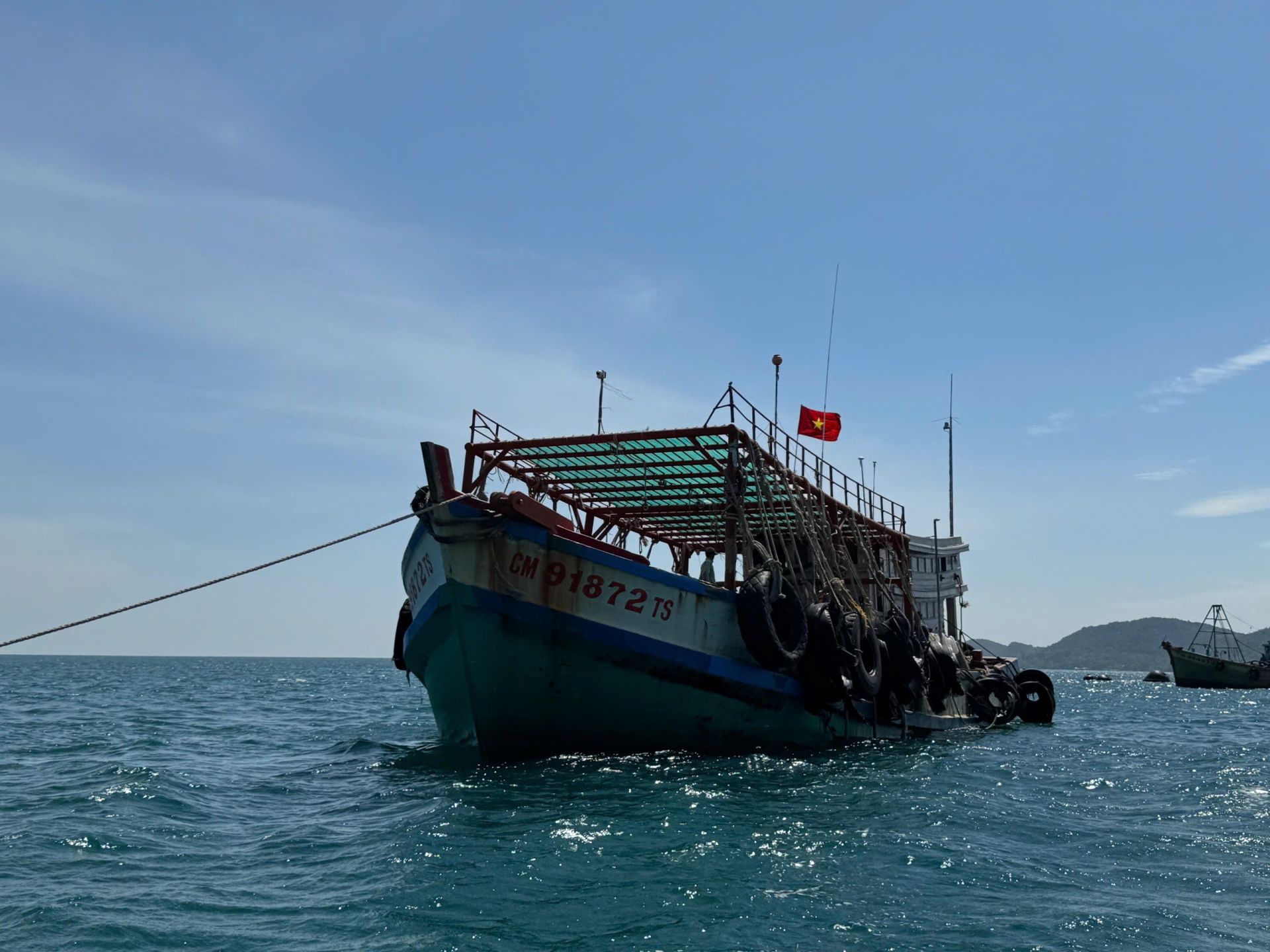 Cảnh sát biển bắt giữ tàu cá vận chuyển 60.000 lít dầu D.O không rõ nguồn gốc tại vùng biển Kiên Giang